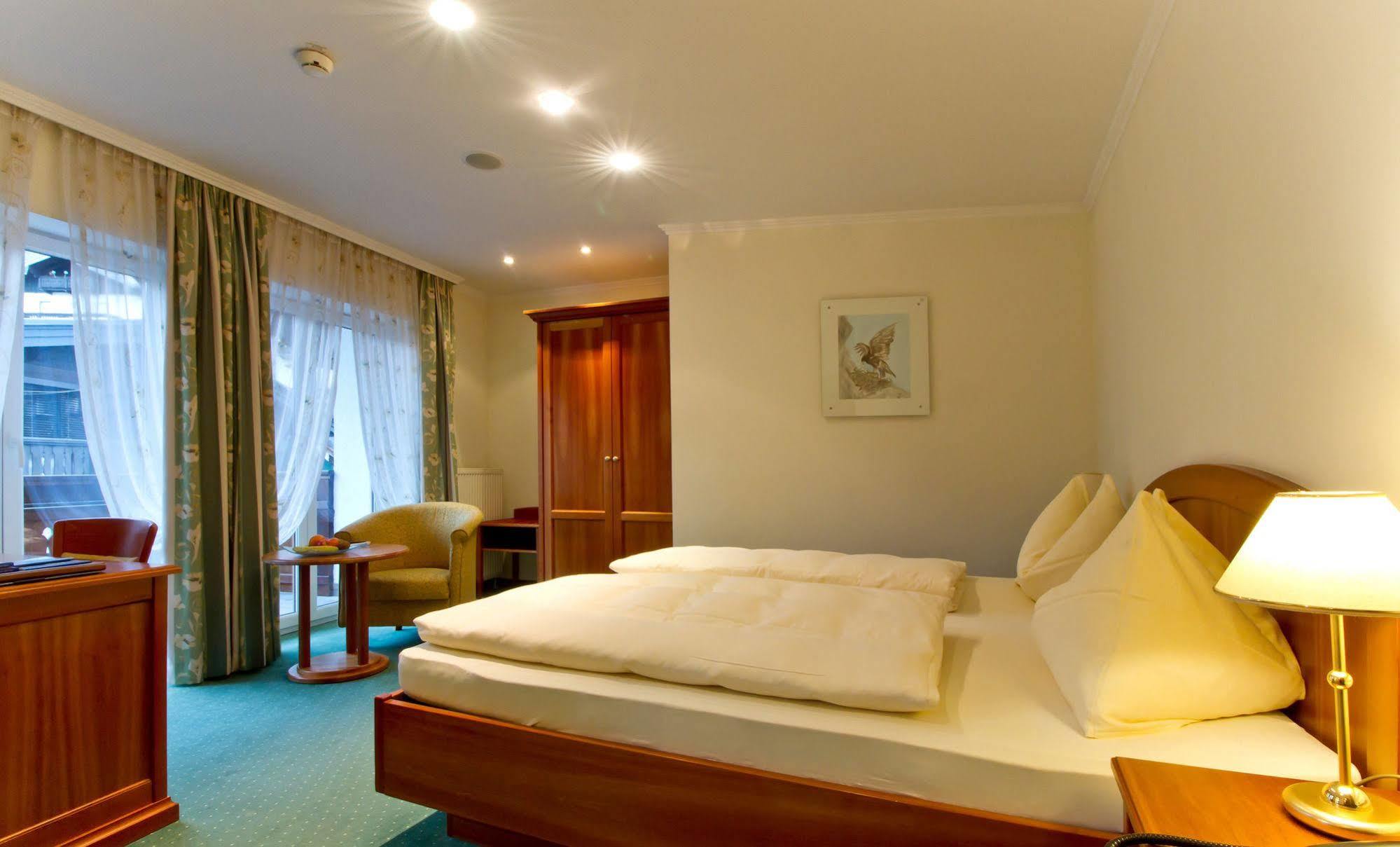 Hotel Weisser Hirsch Sankt Wolfgang im Salzkammergut Bagian luar foto